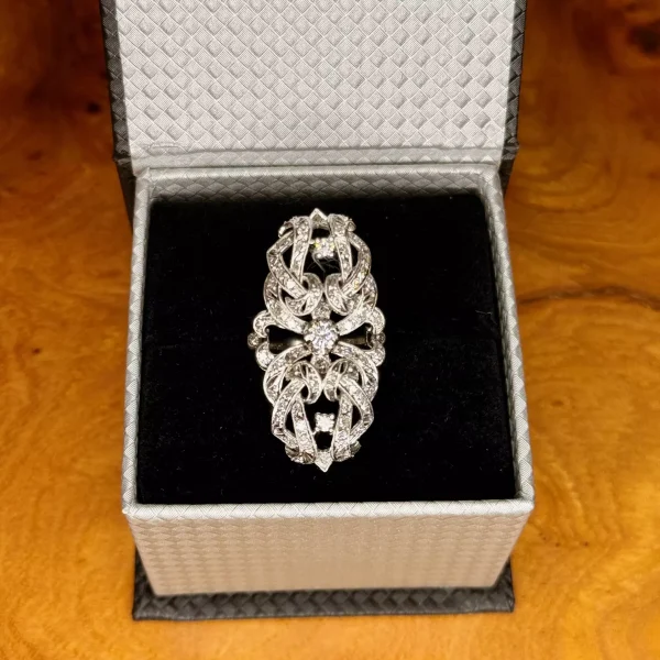 Anillo alargado de oro de 18 kilates con diamantes