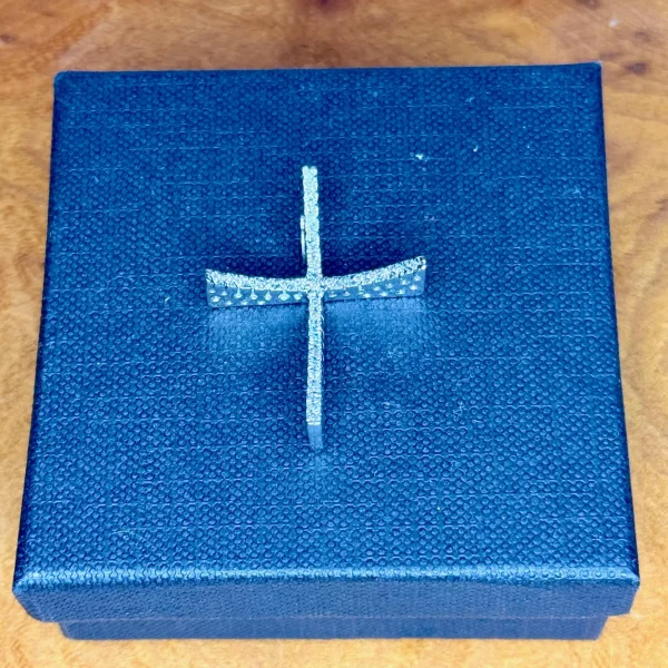 Colgante en forma de cruz de oro de 18 kilates con brillantes