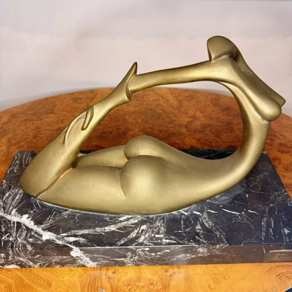 Escultura de bronce sobre base de mármol